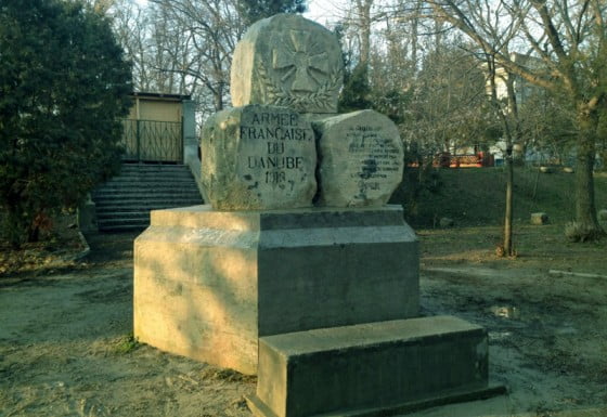 Monumentul din Alei curatit 2