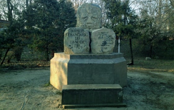 Monunmetul din Parcul Alei curatit