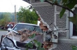 Un-barbat-a-intrat-cu-masina-in-casa-iubitei-in-timp-ce-isi-taia-gatul