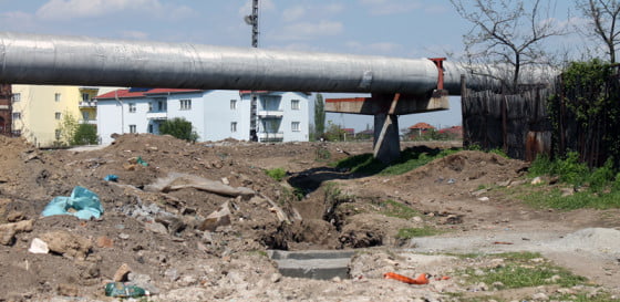 copil de 13 ani prins sub malul de pamant site