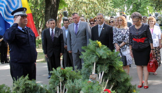 Deputatul Florian Nicolae la depuneri coroane 9 mai 2013 SITE