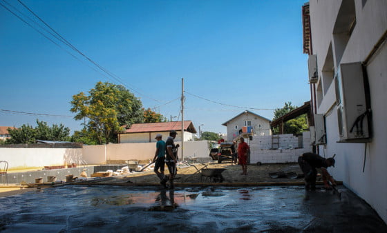 Piscina la Dana V by GIURGIUVEANUL