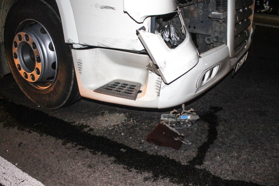 Fesul lipit de autocamion