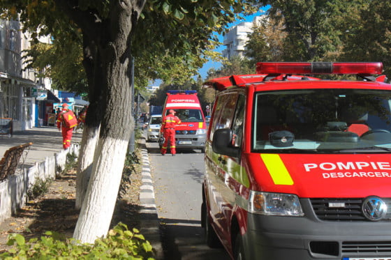 Pompierii au salvat doi copii blocati in aparatmente