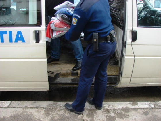 Bunuri textile confiscate de politisti