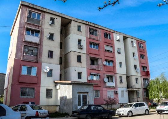 Blocul unde a fost gasit mortul