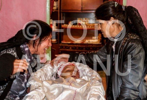 fetita de trei ani in cosciug by vasile arcanu