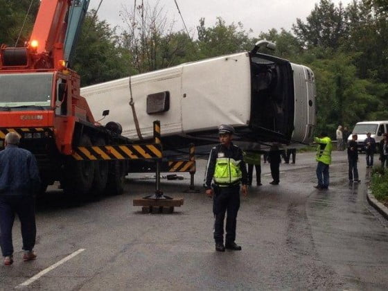 accident-grav-in-bulgaria-un-autocar-cu-romani-s-a-rasturnat-intr-o-rapa-adanca-de-zece-metri-o-persoana-a-murit-alti-cinci-au-fost-raniti-18493431