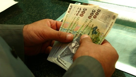 bani_in_mana_in_fata_ghiseului_56017900