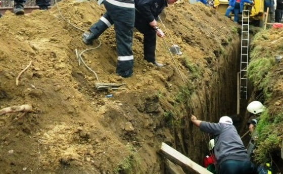 muncitor-ingropat-de-viu-sant-canalizare