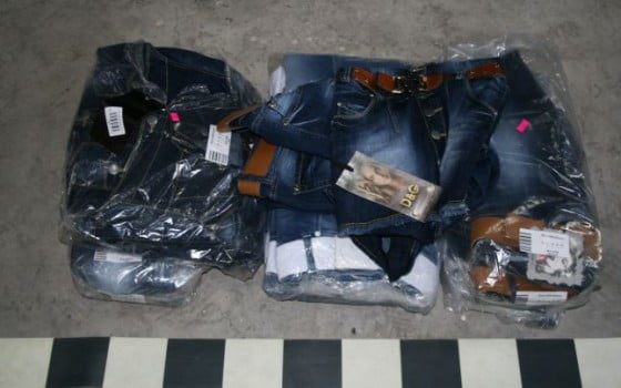 pantaloni tip blue-jeans confiscati la Giurgiu