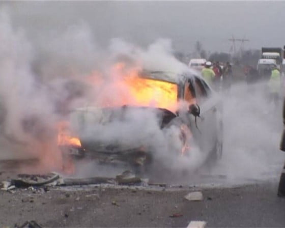 constanta-masina-in-flacari-pe-autostrada-a2-6295