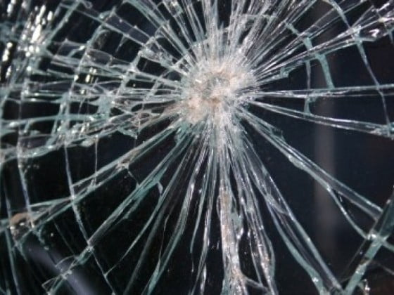 un-rauvoitor-a-spart-geamurile