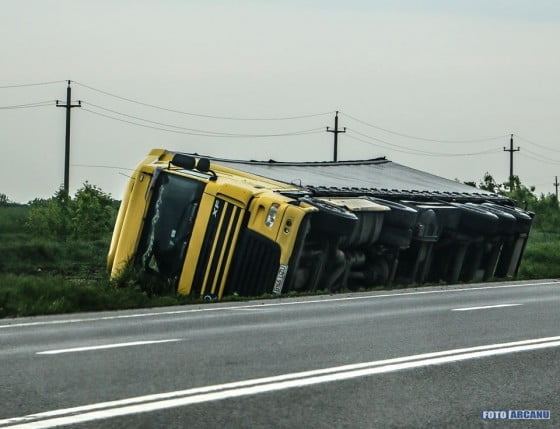 TIR rasturnat in sant pe DN 5