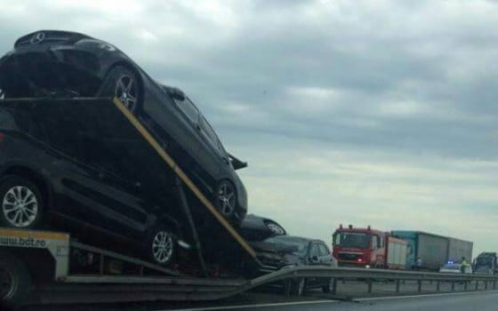 accident-spectaculos-pe-autostrada-bucuresti-pitesti-o-platforma-cu-masini-mercedes-s-a-rasturnat-382770