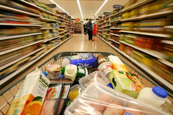 cos-cumparaturi-supermarket