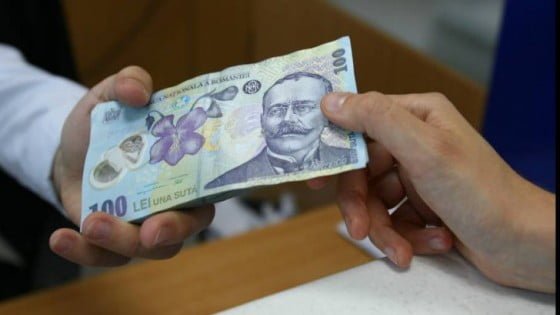 functionar_bancar_ghiseu_bani_93332700