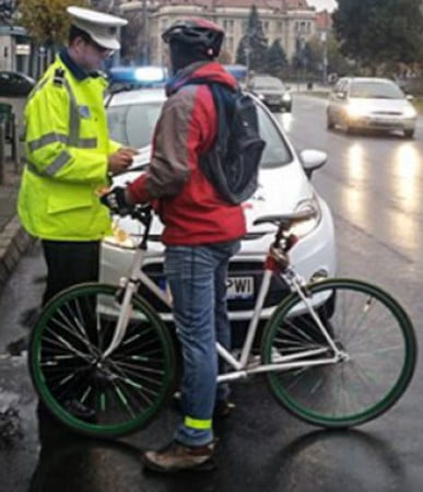 biciclisti-in-trafic