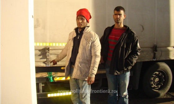 doi-afgani-ascunsi-sub-un-autocamion