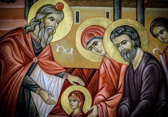 intrarea-in-biserica-a-maicii-domnului-traditii-obiceiuri-si-superstitii-560x390