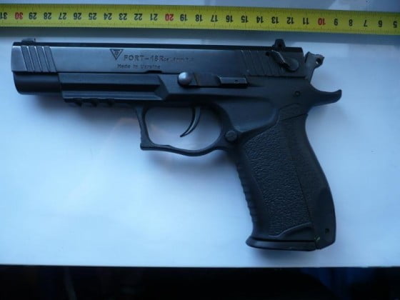 vand-pistol-marca-fort-18-r-cu-bile-de-cauciuc-9mm_1584_1