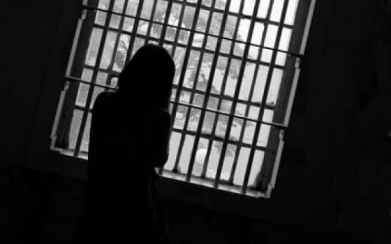femeie-inchisoare