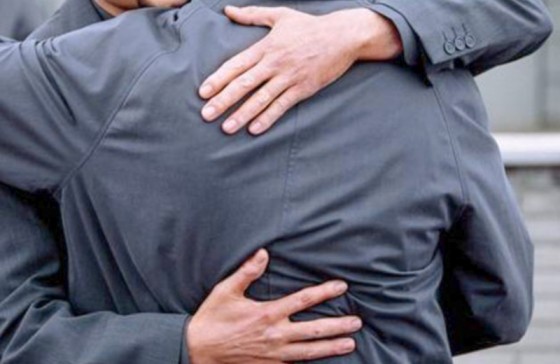 LEE-menhugging
